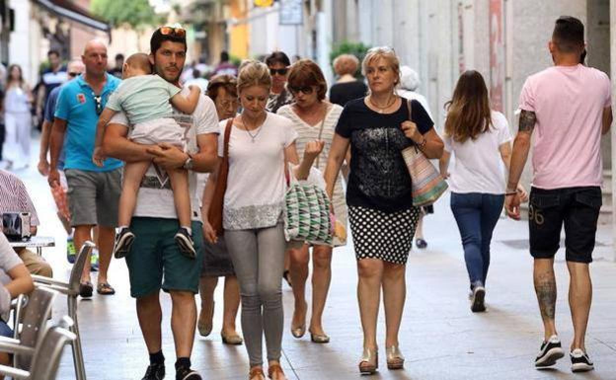 Viandantes caminan por una calle de Murcia. 