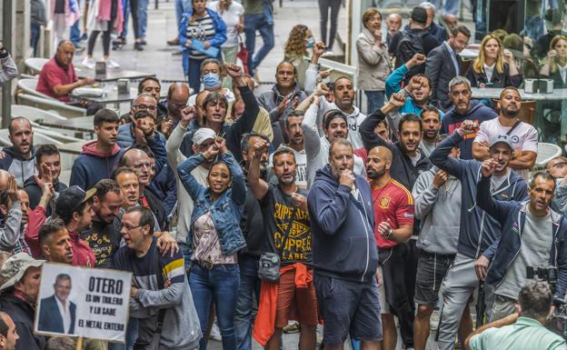 Trabajadores concentrados a las puertas de la reunión del Orecla recibieron con pitidos y gritos a la patronal.