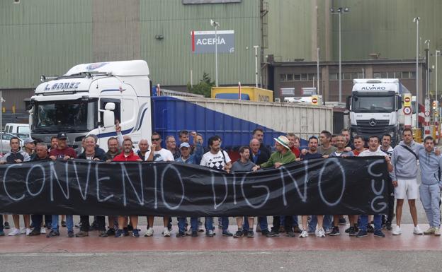 Los trabajadores piden un «convenio digno» a las puertas de la GSW, parada por la huelga.