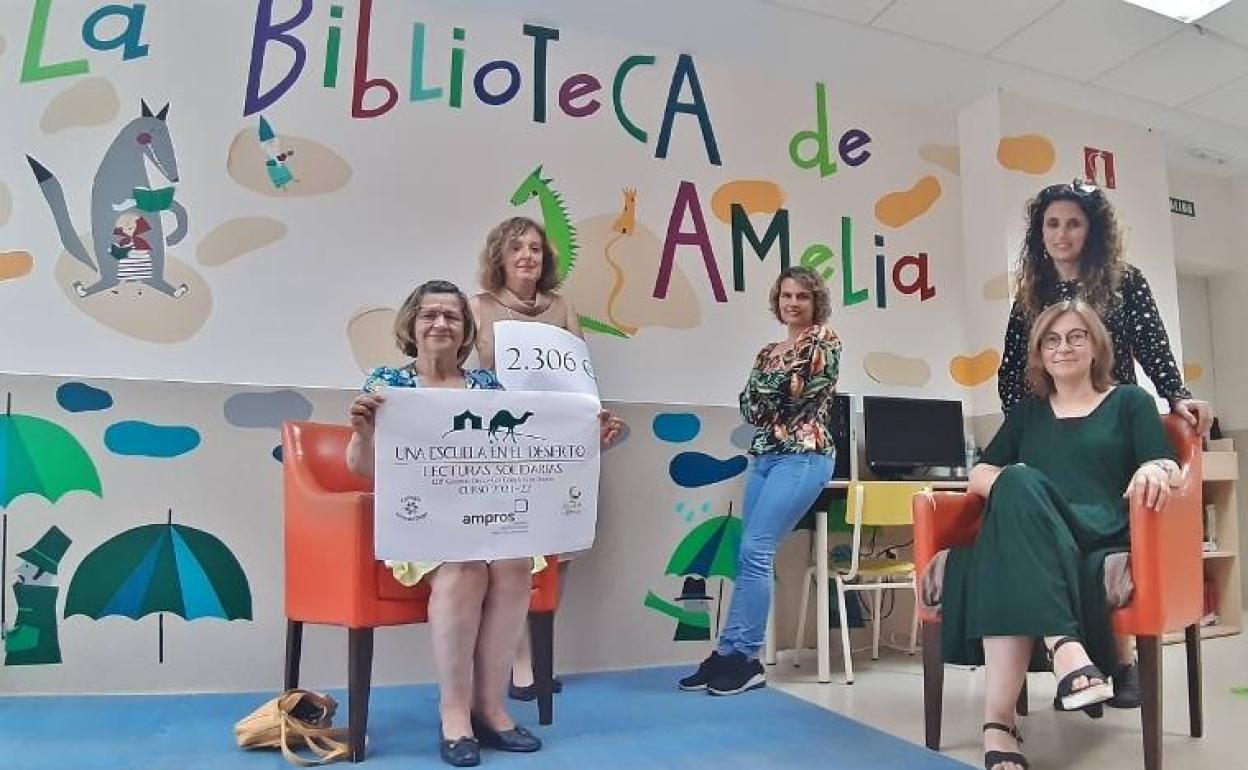 Argentina Pérez, Jacinta Garcia, Fátima Jara, Sonia Carra y Teresa Polanco en la entrega del cheque.