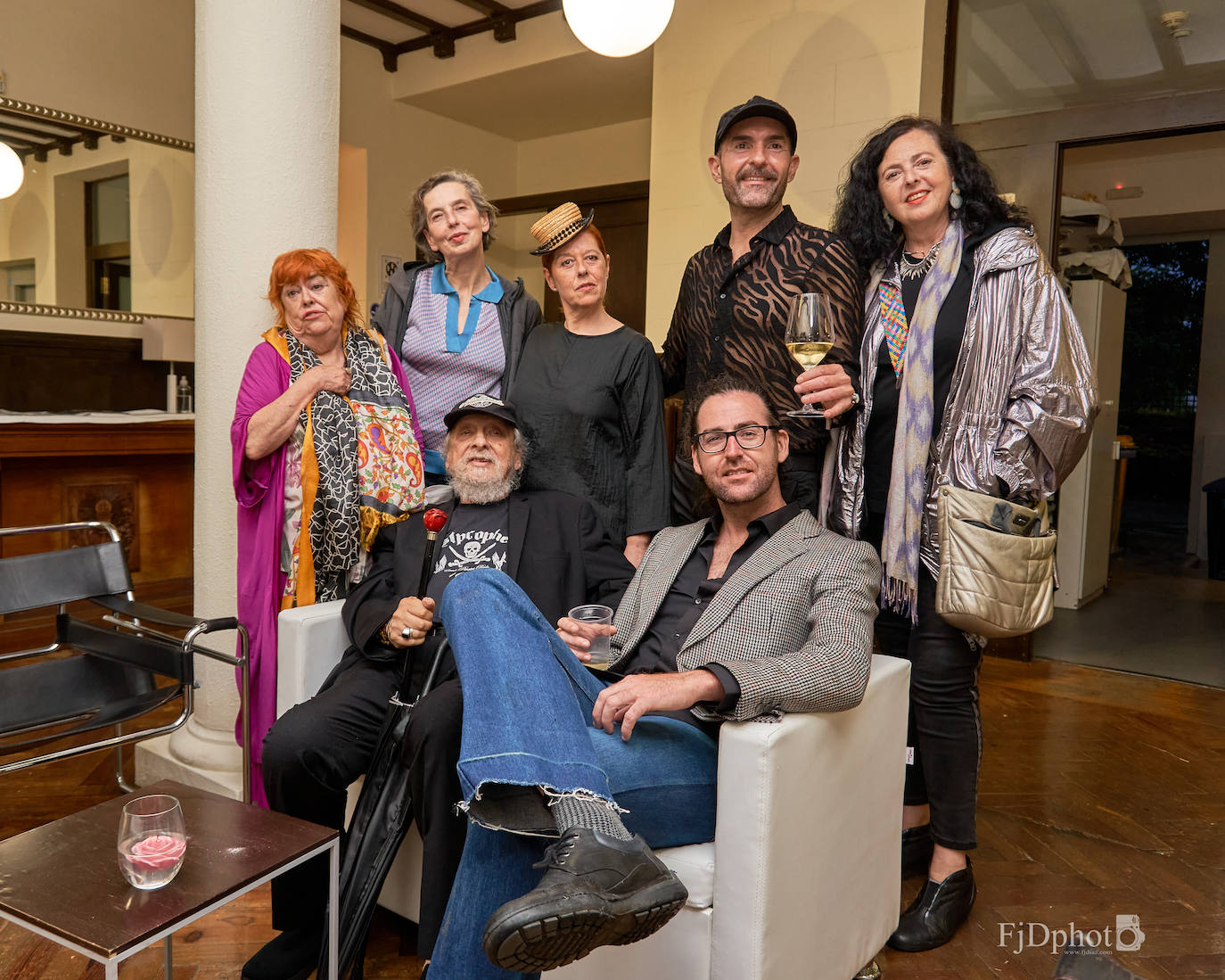 Rosa Pereda, Teté Álvarez, María José Pereda De Castro, José Luis Callejo, Gloria Pereda. Sentados: Marcos Barnatán y Manuel Pereda Viña