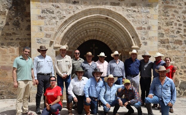 Imagen principal - Visita a la Yeguada de Ibio y foto de recuerdo junto a la puerta del Perdón en Santo Toribio. 