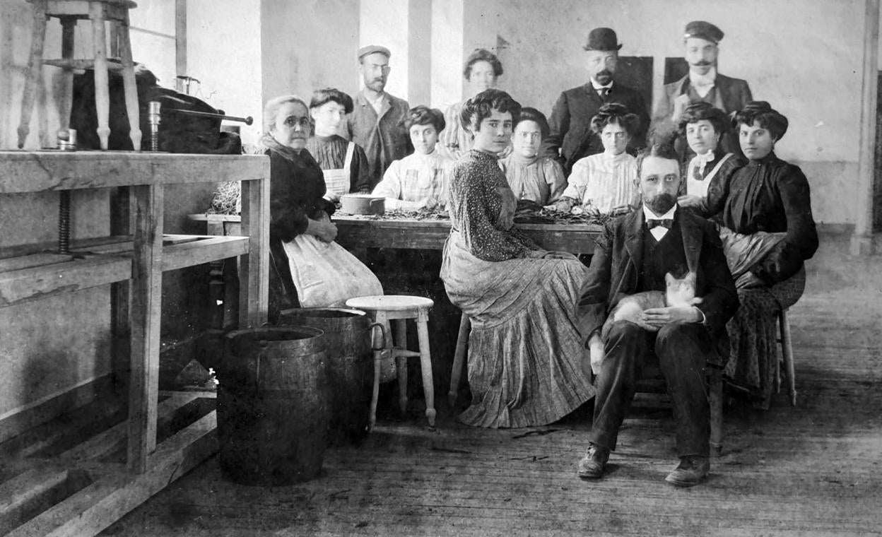 Cigarreras y empleados de la fábrica de Tabacalera, en Santander, a principios del siglo XX. 