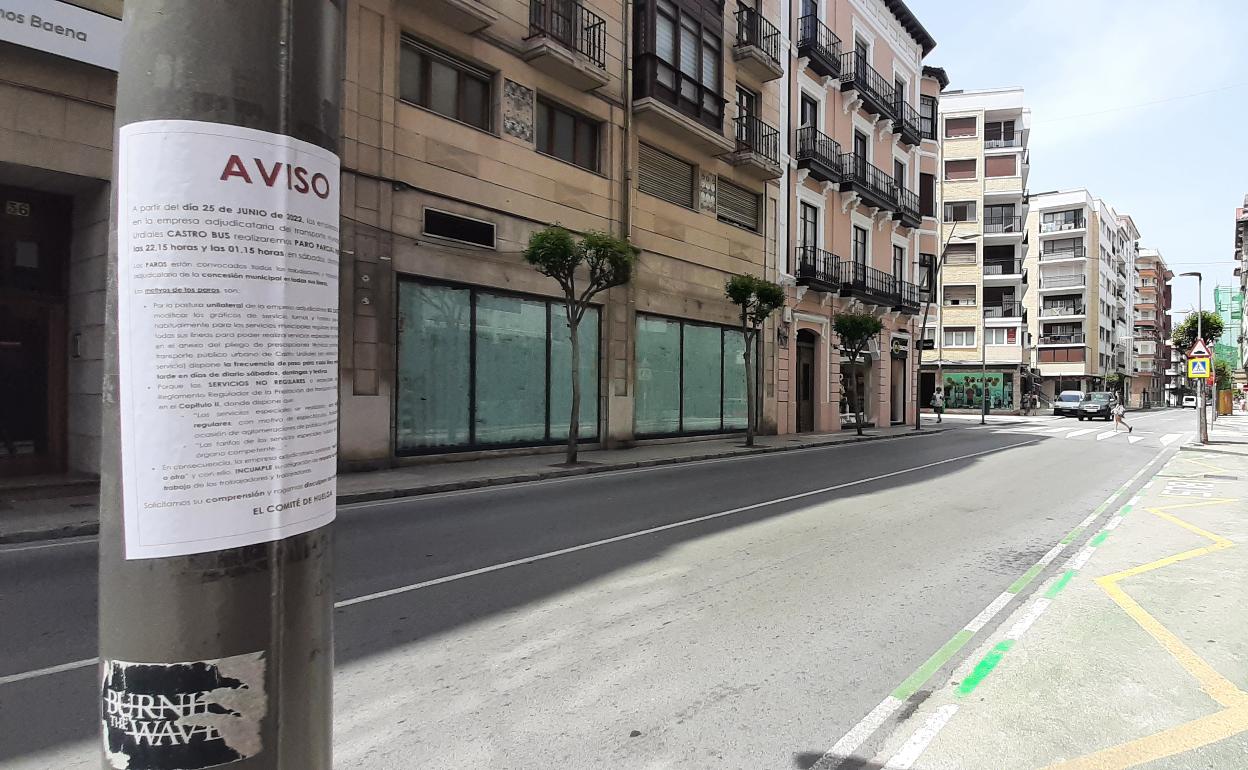 Aviso de huelga a los usuarios en una de las paradas del servicio de autobús urbano 