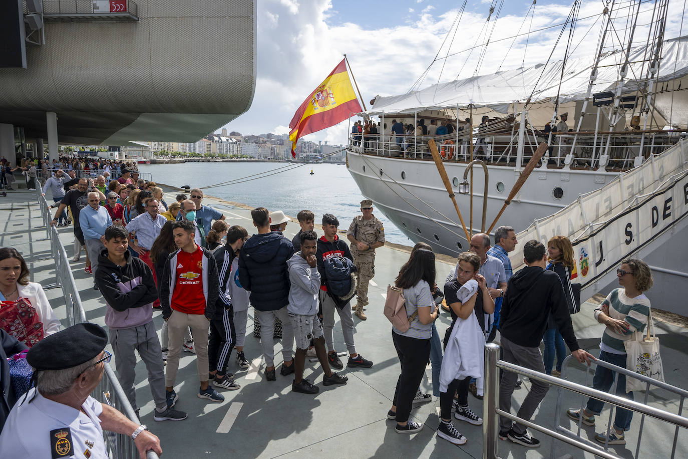 Fotos: La visita a Elcano, en imágenes