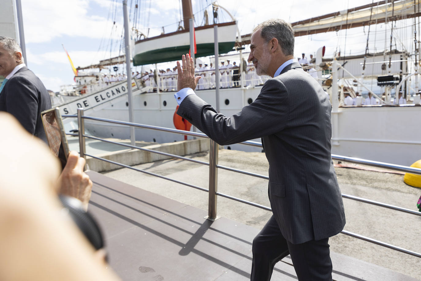 Felipe VI se ha acercado al famoso bergantín-goleta de cuatro mástiles después de visitar el Puerto de Santander 