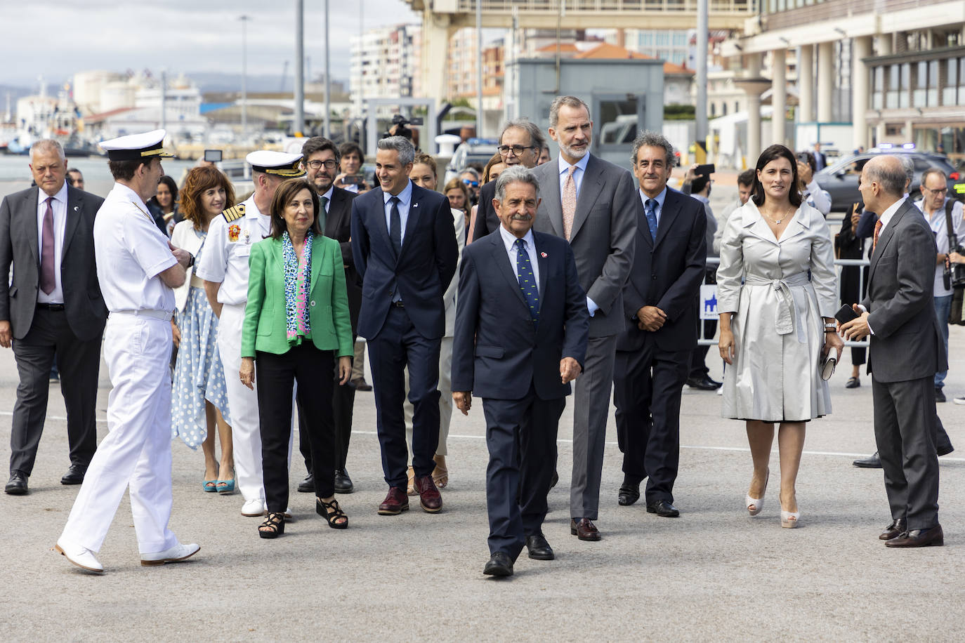 El Rey ha estado acompañado por el presidente de Cantabria, Miguel Ángel Revilla, el presidente de la Autoridad Portuaria, Francisco Martín, y varios miembros de las corporaciones regional y municipales de Cantabria