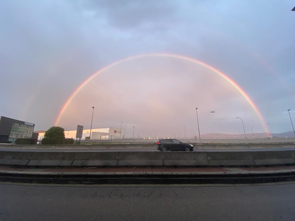 Imagen del arcoíris posado sobre los terrenos del Puerto de Santander.