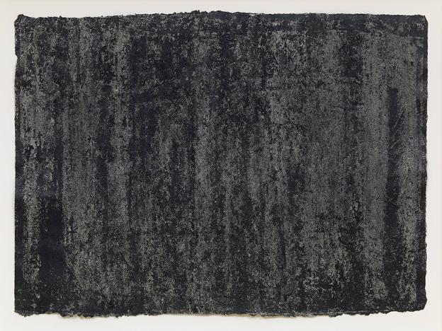 Richard Serra. 'Recorrido 3-51', 2015. Crayón litográfico y polvo de pastel sobre papel hecho a mano. Colección del artista.