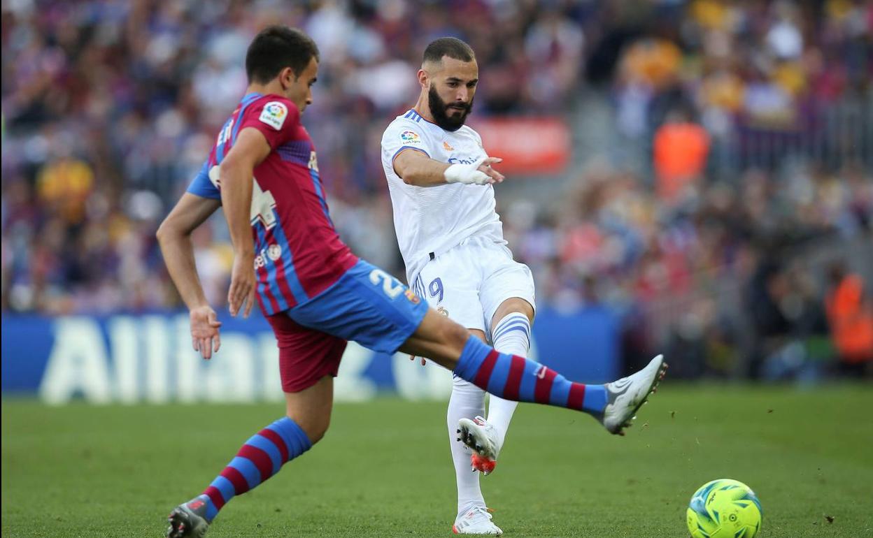 Benzema golpea el balón ante la oposición de Eric García. 