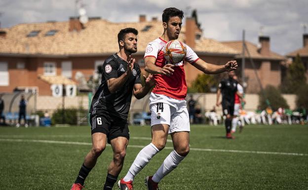 Borja Domínguez, en primer término, en un partido ante el Dux.