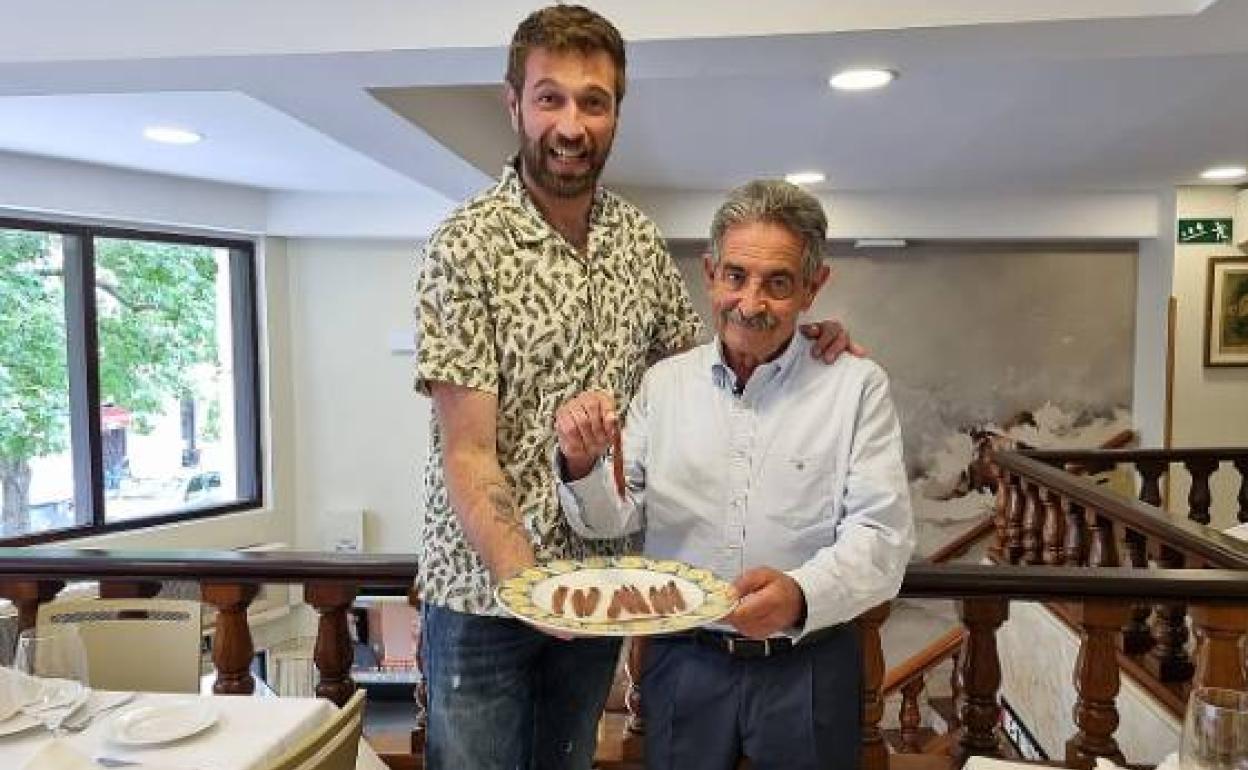 El presentador Julius Bienert, junto al presidente de Cantabria, Miguel Ángel Revilla. 