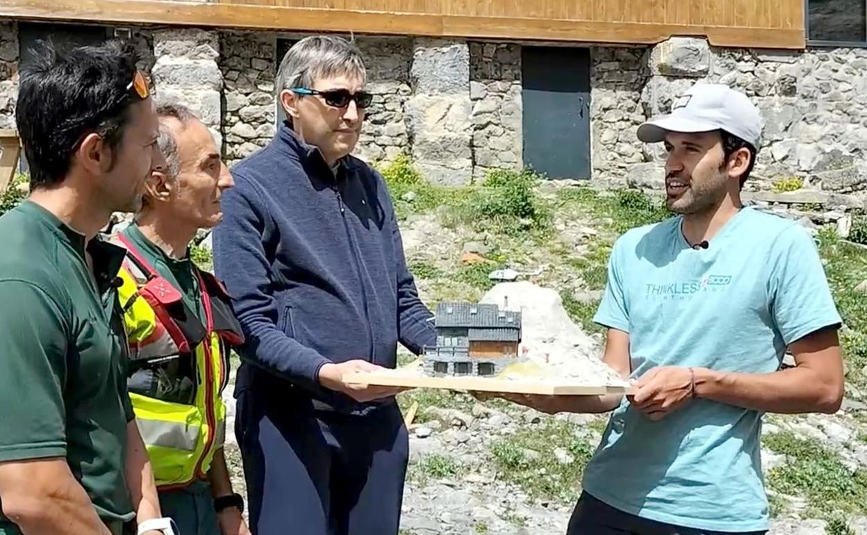 Momento de la entrega de la maqueta a los responsables del refugio.