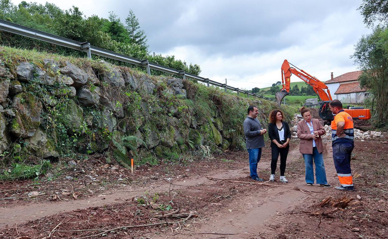 Políticos del Ayuntamiento de Comillas visitan el punto en el que han comenzado las obras. 