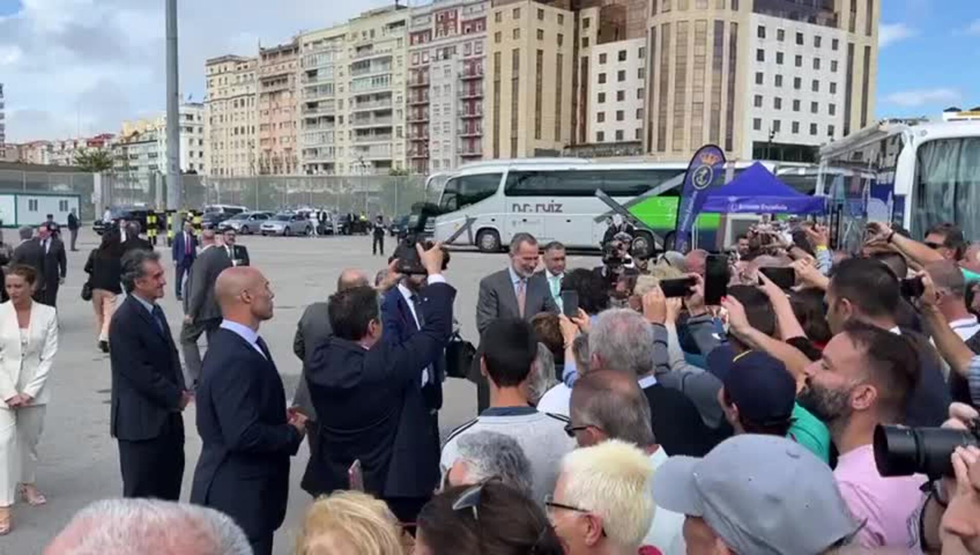Felipe VI saluda a los vecinos