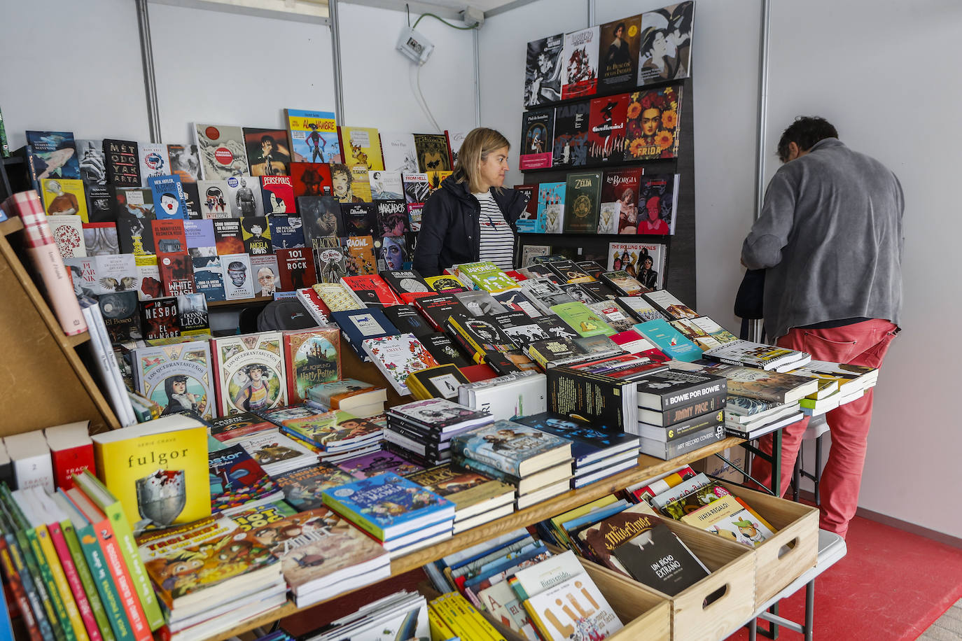 Treinta autores y veintiuna tiendas de dan cita en la Feria del Libro de Torrelavega, que permanecerá abierta al público hasta el domingo.