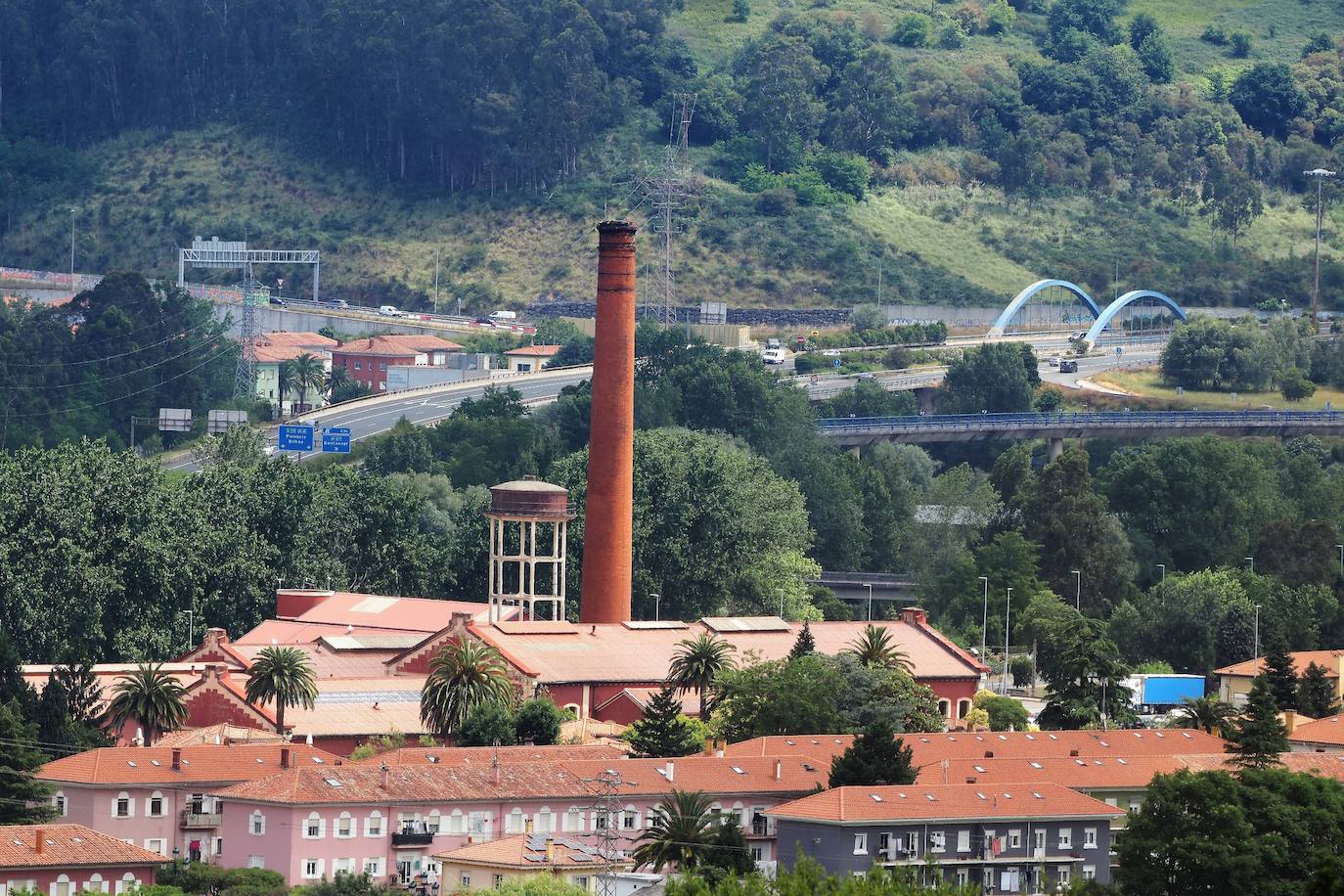 La Lechera, uno de los símbolos de la industria de la capital del Besaya.