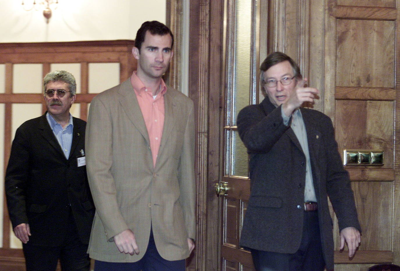 Felipe de Borbón, acompañado por Rolf Tarrach (presidente del CSIC) en 2002, en las jornadas sobre la investigación española en la Antártida que se celebraron en el Palacio de la Magdalena.