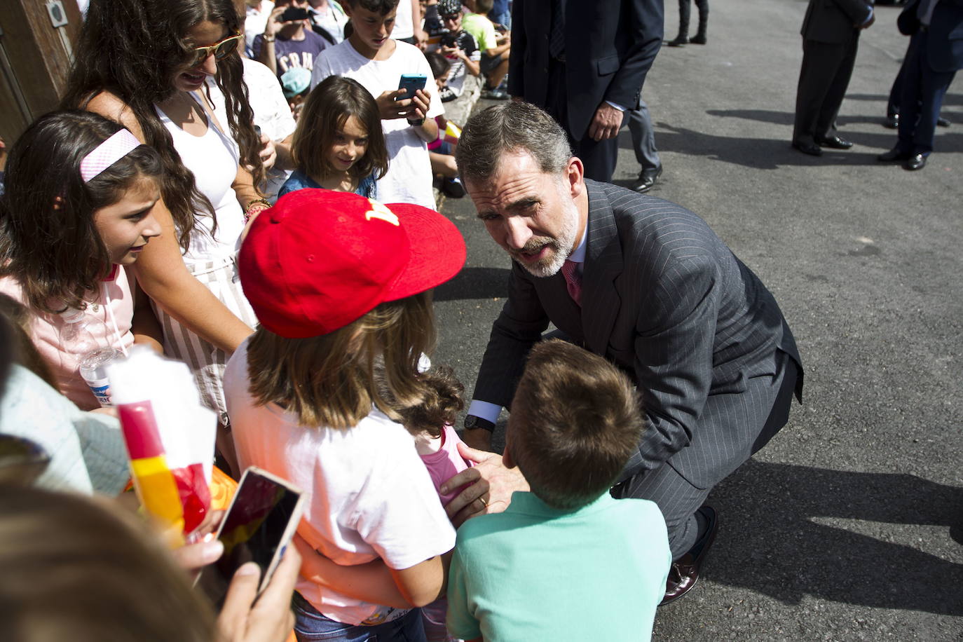 Felipe de Borbón saluda a los niños en su visita el monasterio de Santo Toribio de Liébana.