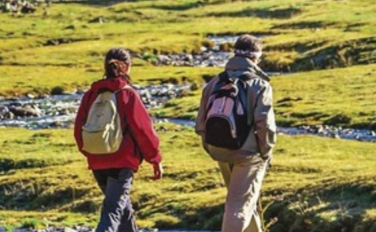 El senderismo es el deporte estrella de los Pirineos. 