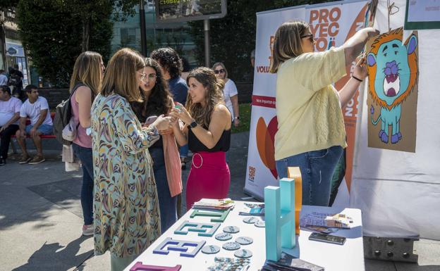 Expositor de Proyecto Hombre en la plaza del Ayuntamiento.