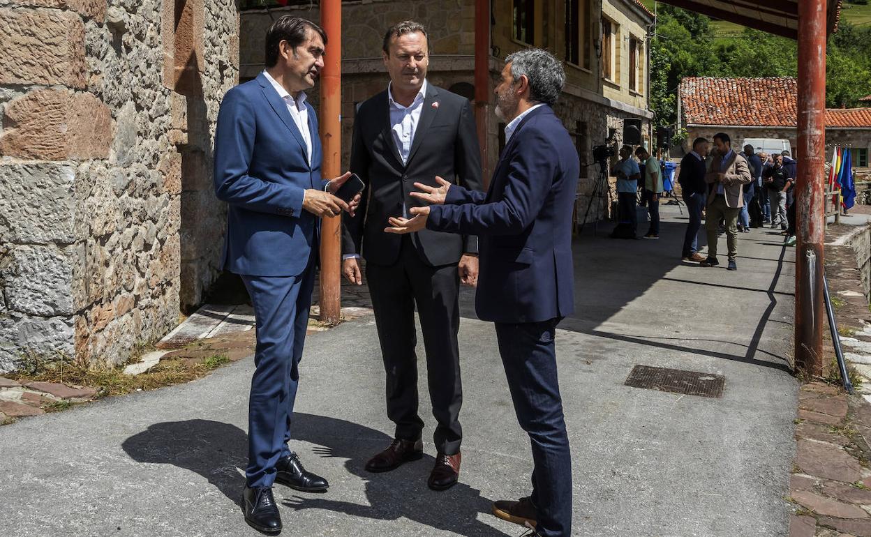 Juan Carlos Suárez-Quiñones (Castilla y León), Guillermo Blanco (Cantabria) y Alejandro Calvo (Asturias), este viernes en Tresviso. 