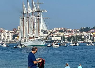 Imagen secundaria 1 - Adiós a Elcano, un barco convertido en acontecimiento