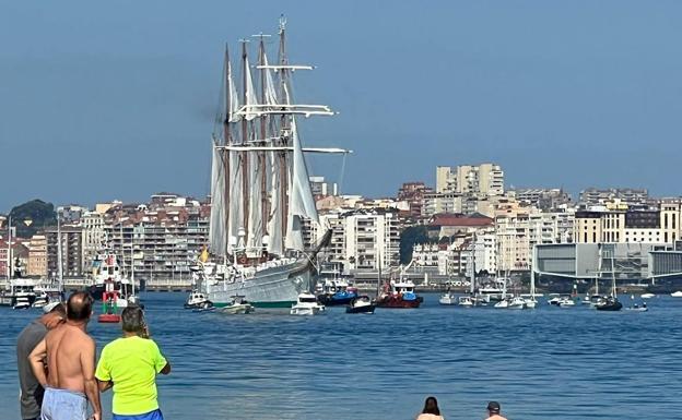 Imagen principal - Adiós a Elcano, un barco convertido en acontecimiento