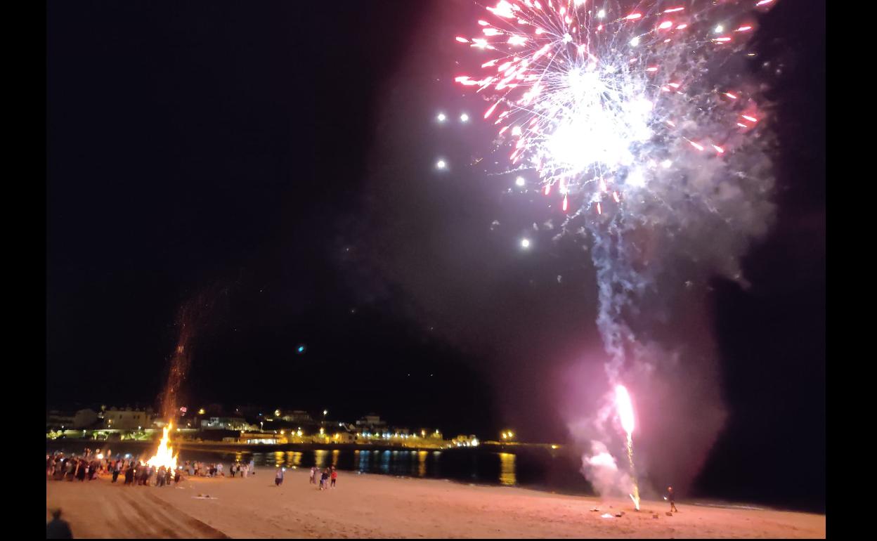 La playa de Comillas fue el epicentro de la noche de San Juan con la hoguera y los fuegos artificiales. 