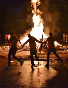 Imagen secundaria 2 - Afluencia multitudinaria en la hoguera de San Juan de la Canal