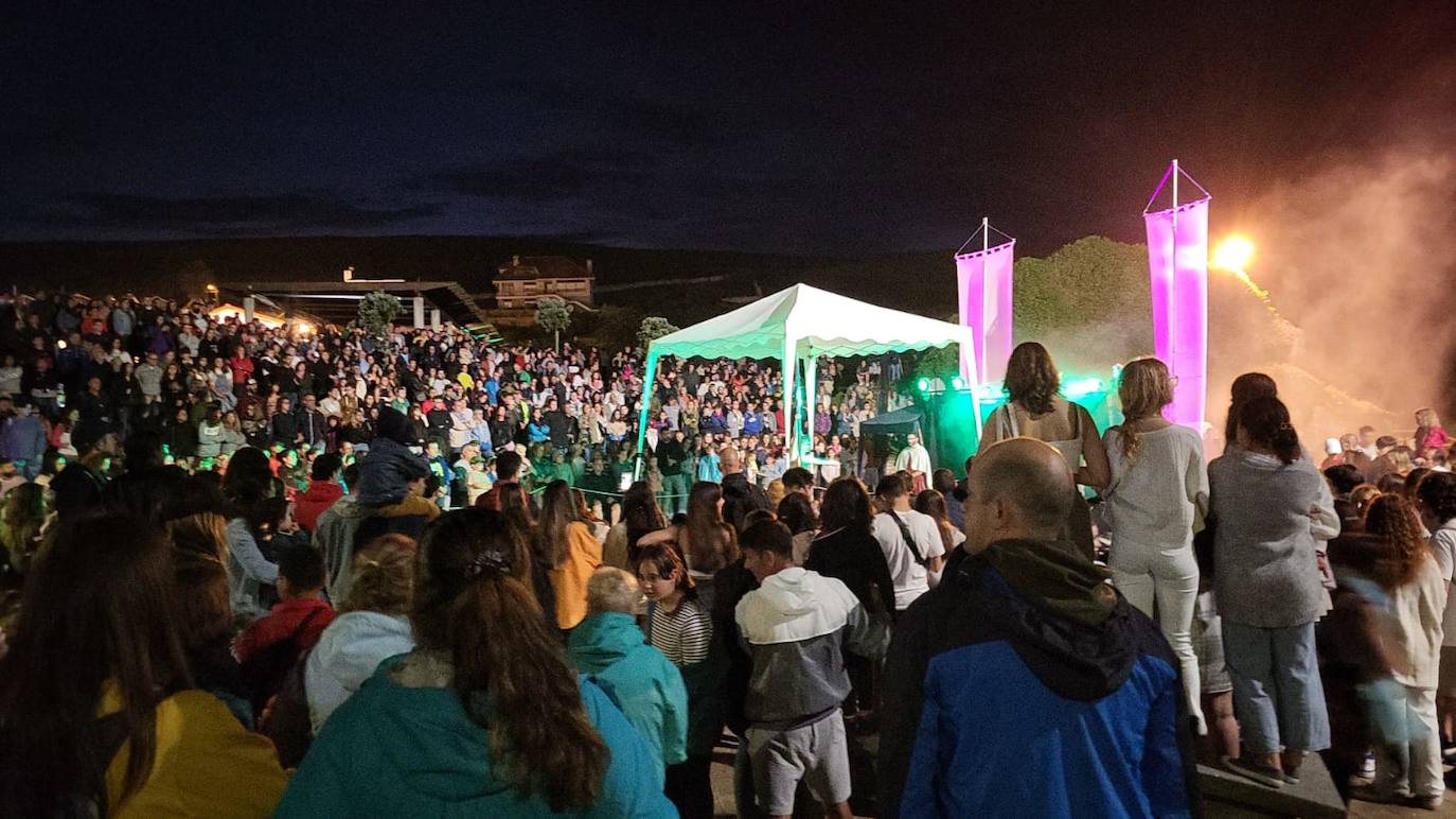 Fotos: Fuego y fiesta en la playa de San Juan de la Canal