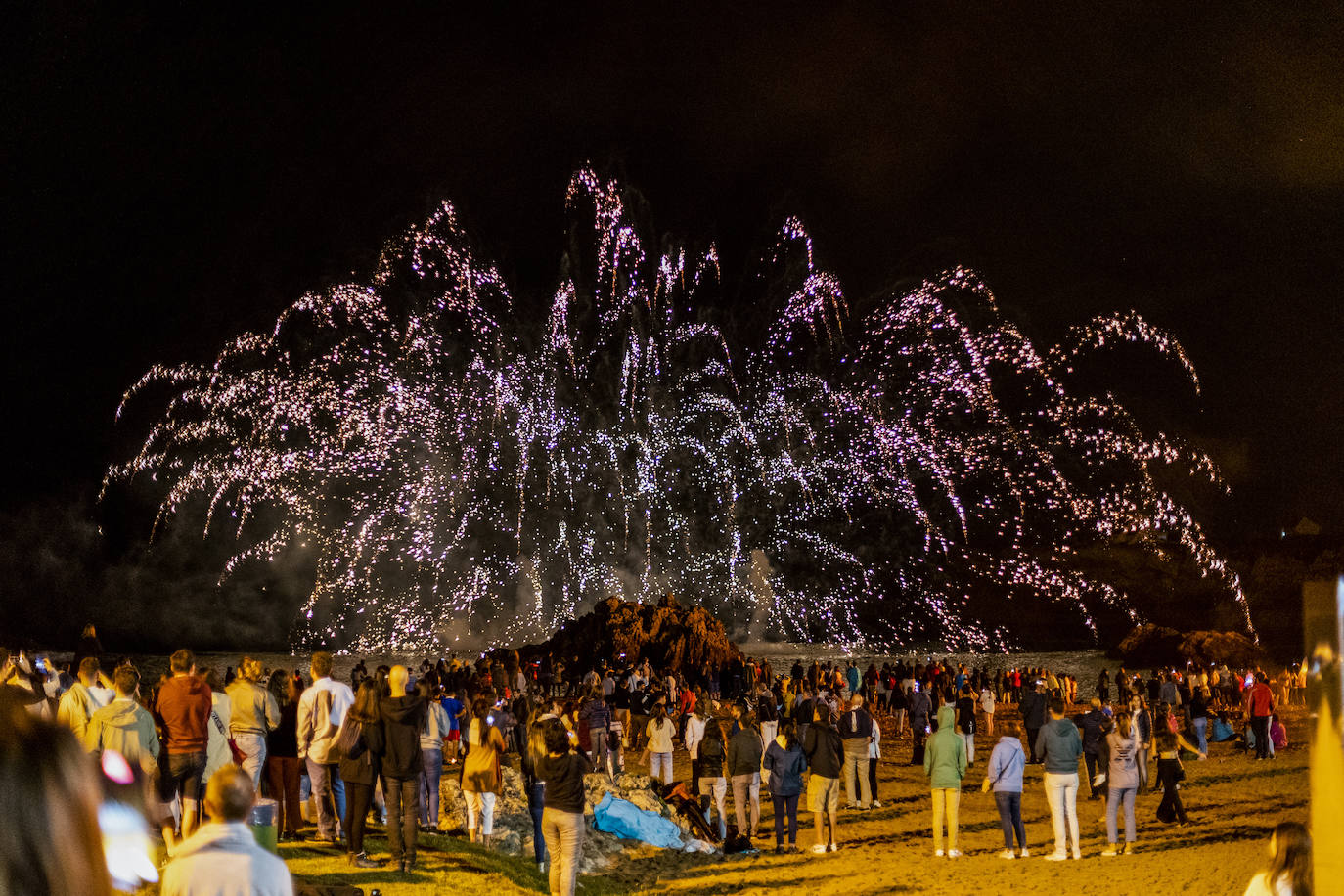 Fotos: Fuego y fiesta en la playa de San Juan de la Canal