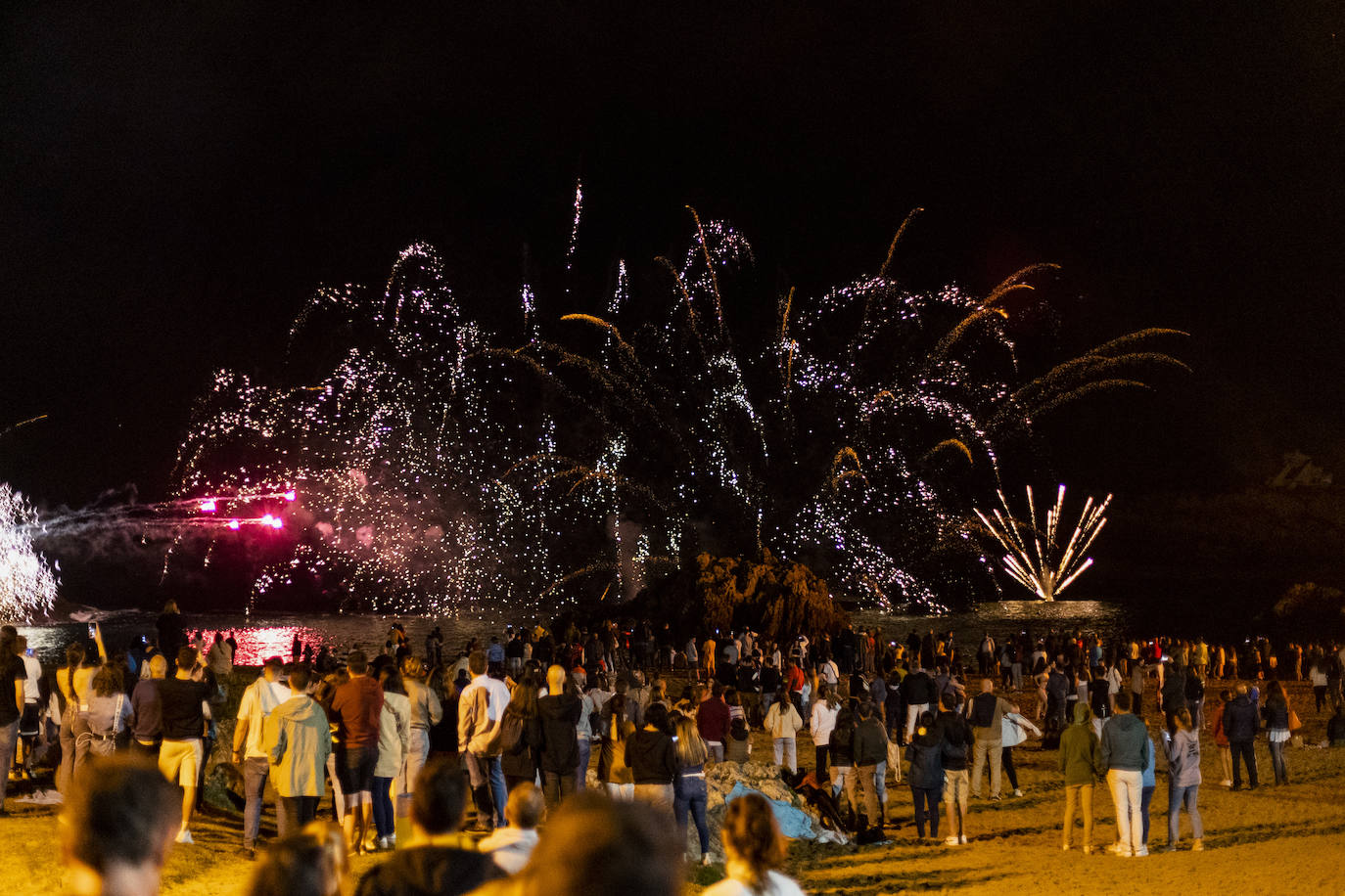 Fotos: Fuego y fiesta en la playa de San Juan de la Canal