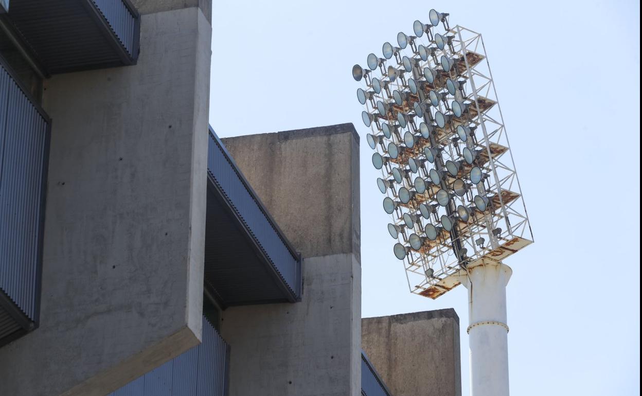 Una de las deterioradas torres de iluminación de los Campos de Sport. 