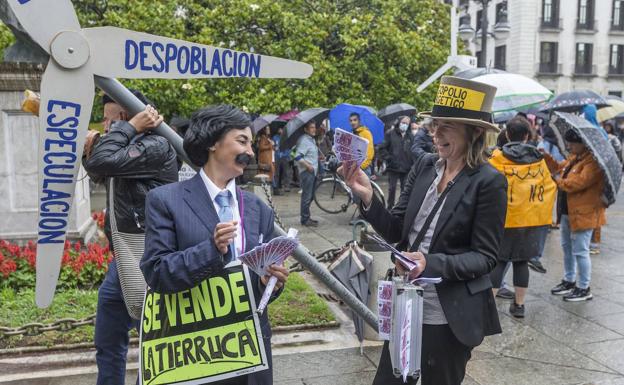 Imagen principal - Las plataformas &#039;antieólicas&#039; de Cantabria salen en defensa de «un medio rural vivo»