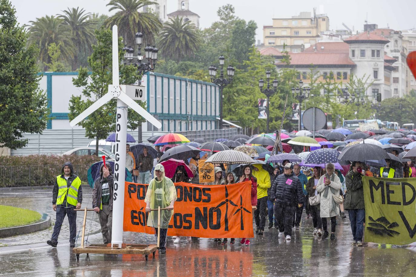 Centenares de personas de colectivos vecinales y representantes del sector primario, la hostelería y el turismo de los valles pasiegos y las comarcas del sur de Cantabria han participado este sábado en una manifestación en Santander bajo el lema '¡Sí a un medio rural vivo!¡No a los polígonos eólicos!'.