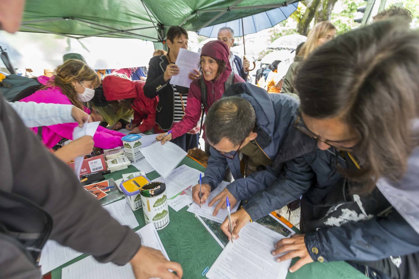 Centenares de personas de colectivos vecinales y representantes del sector primario, la hostelería y el turismo de los valles pasiegos y las comarcas del sur de Cantabria han participado este sábado en una manifestación en Santander bajo el lema '¡Sí a un medio rural vivo!¡No a los polígonos eólicos!'.