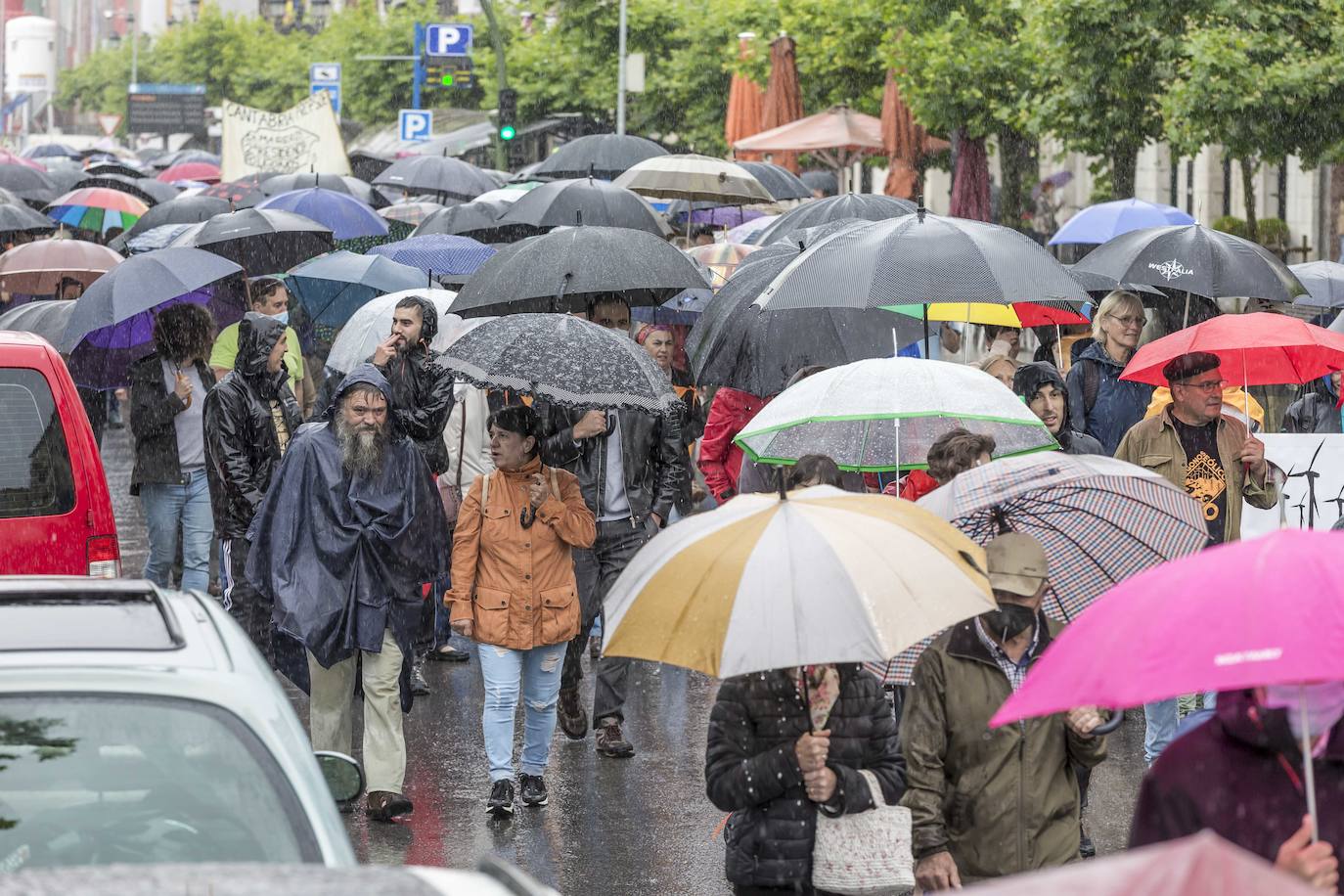 Centenares de personas de colectivos vecinales y representantes del sector primario, la hostelería y el turismo de los valles pasiegos y las comarcas del sur de Cantabria han participado este sábado en una manifestación en Santander bajo el lema '¡Sí a un medio rural vivo!¡No a los polígonos eólicos!'.