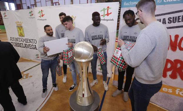 Los jugadores del Alega, con el trofeo