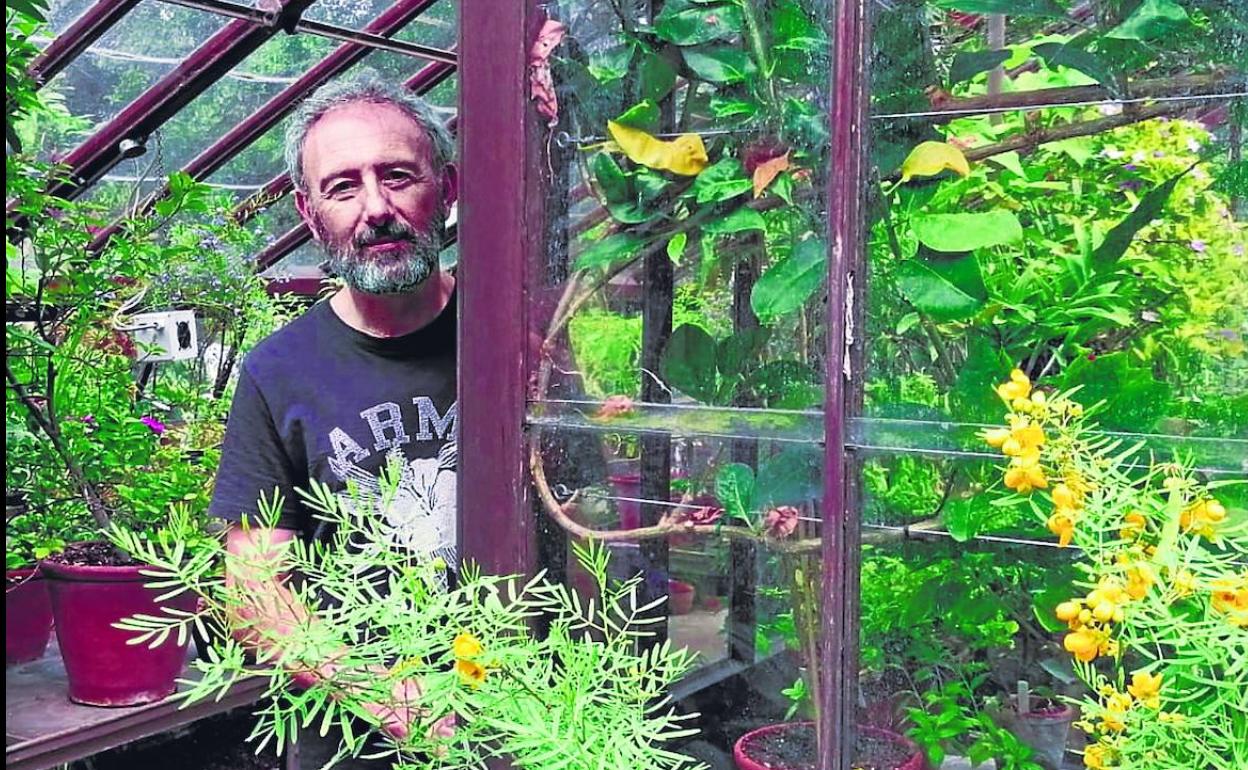 Santiago Beruete se encarga de su propio jardín. 