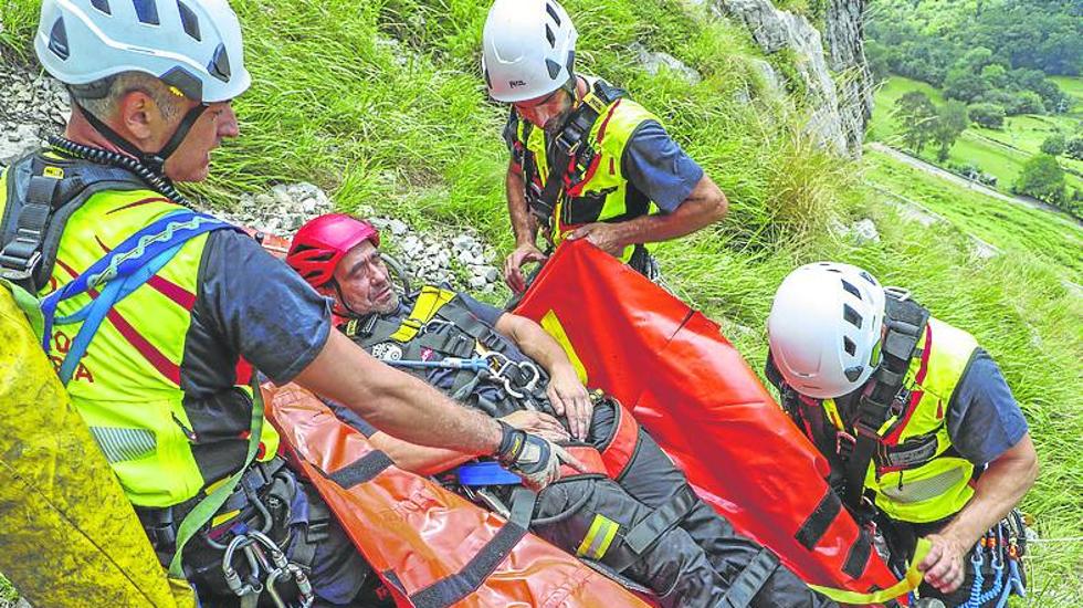 Uno de los bomberos simula ser la víctima. 