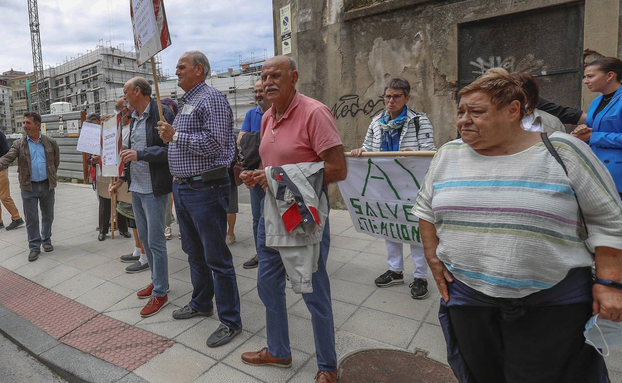 Los vecinos de Voto se concentraron frente a la sede del Parlamento regional. 