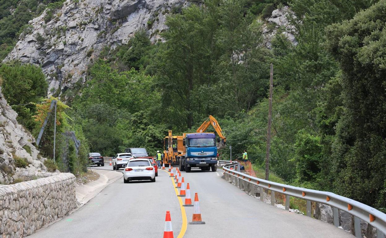 Las máquinas trabajan en la zona próxima a la cantera de Lebeña.