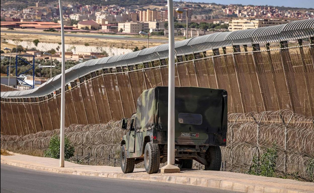 Un vehículo del Ejército marroquí vigila la valla de Melilla.