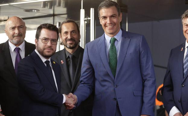 Pere Aragonès y Pedro Sánchez se saludan este lunes en Barcelona.