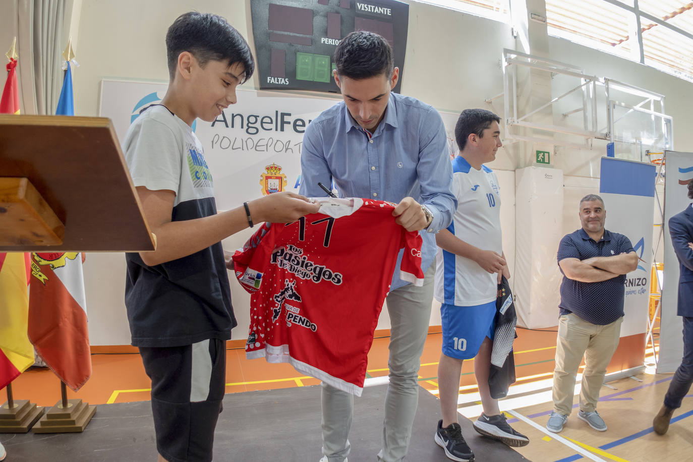 Fotos: Ángel Fernández da nombre a un pabellón de su pueblo, Astillero