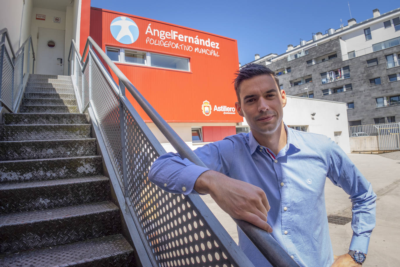 Fotos: Ángel Fernández da nombre a un pabellón de su pueblo, Astillero