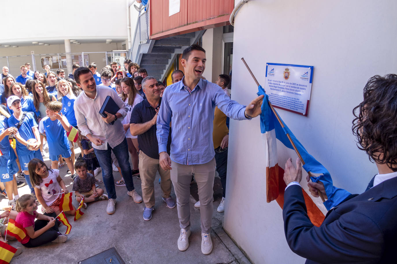 Fotos: Ángel Fernández da nombre a un pabellón de su pueblo, Astillero