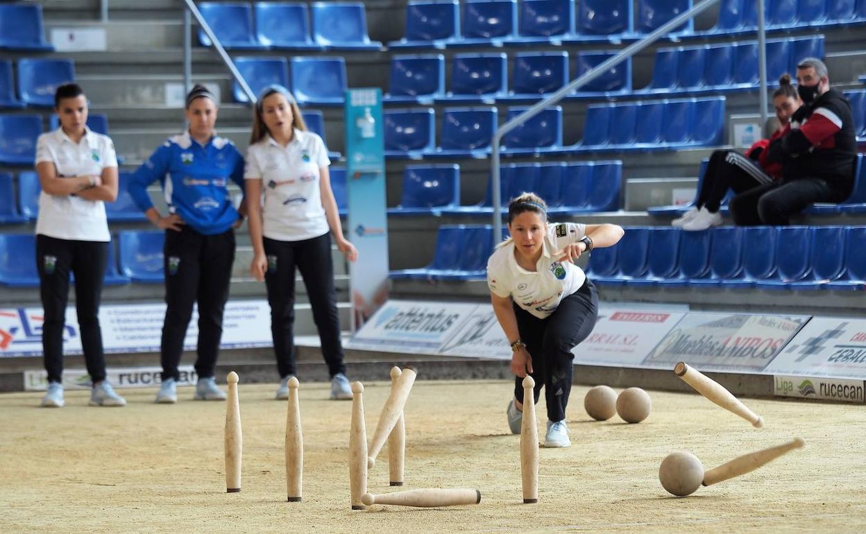 Imagen del partido entre Peñacastillo y Anievas Mayba.