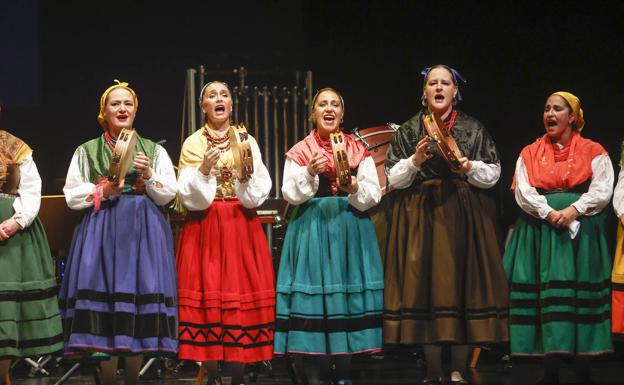 Imagen principal - Arriba las danzantes de los Coros y Danzas de Santander. Abajo, Paco san José y El Cachas y la soprano ucraniana Anastasia Golub.